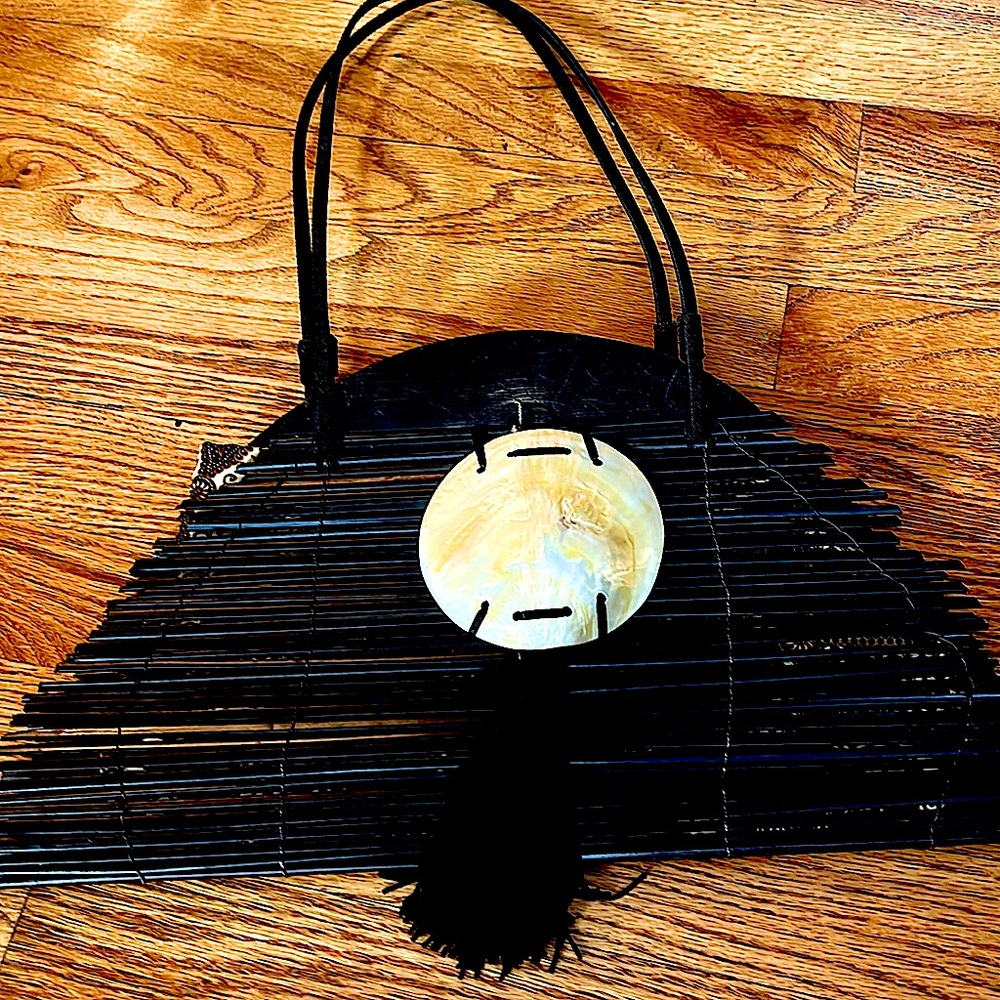 MangosMotherof PearlBambooBrown handbagDoublelonghandles and tassel.IsIt A CG?NO